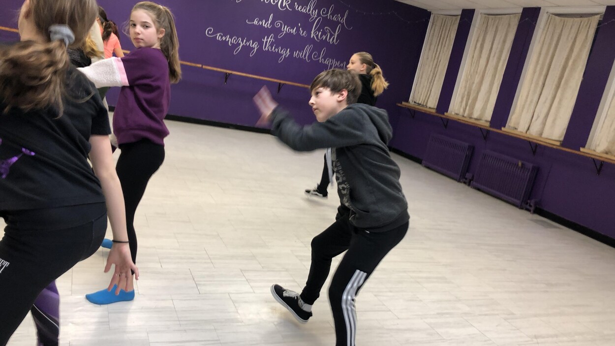 Des enfants dansent dans un studio