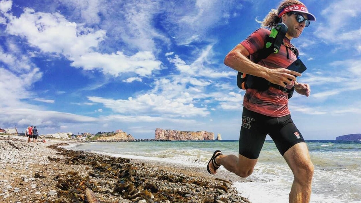 Il court près d'une plage.