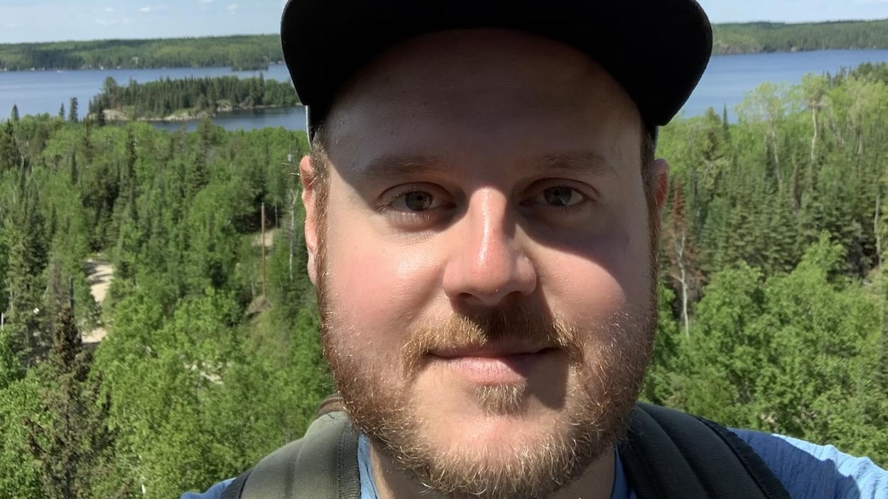 La photo de Jonas Desrosiers présente un îlot dans un lac entouré d'une forêt.
