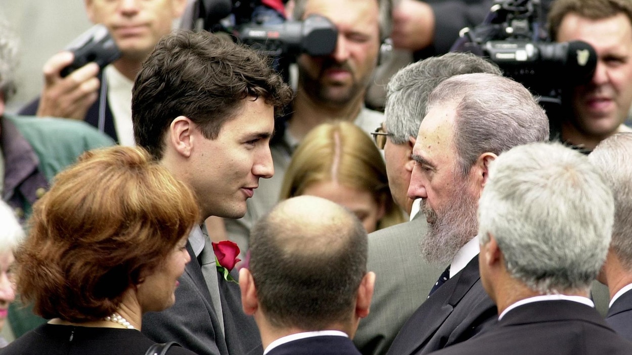 Fidel Castro a offert ses condoléances à Justin Trudeau, lors des funérailles de Pierre Trudeau, le 3 octobre 2000.
