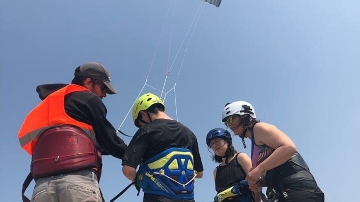 Des jeunes s'initient au kitesurf à l'occasion du Kitefest de Pointe-aux-Outardes.