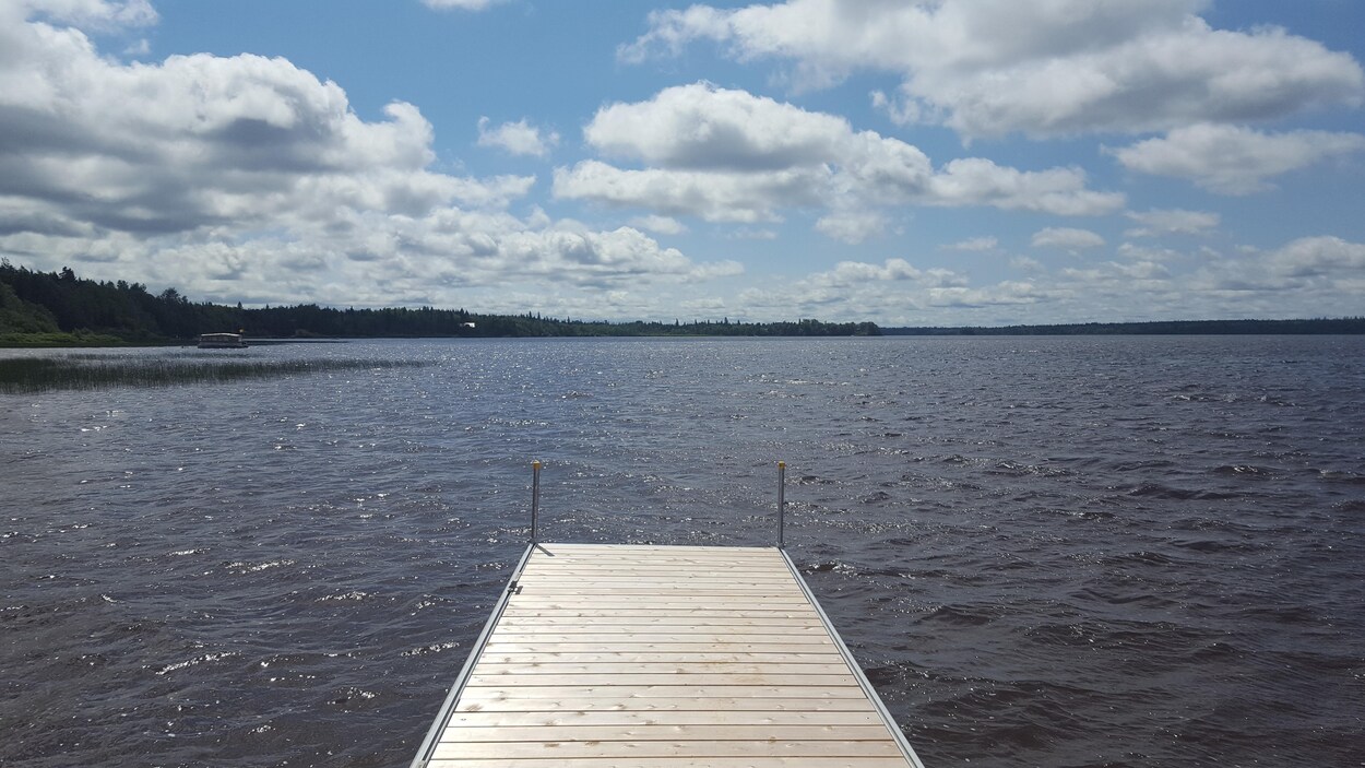 Le site Kinawit est situé aux abords du lac Lemoine, une voie maritime qui était empruntée jadis par les communautés cries et algonquines.