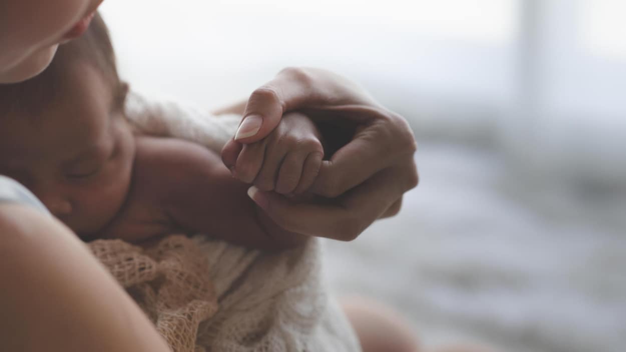 Le contact peau à peau avec un bébé né grand prématuré favorise son développement cognitif