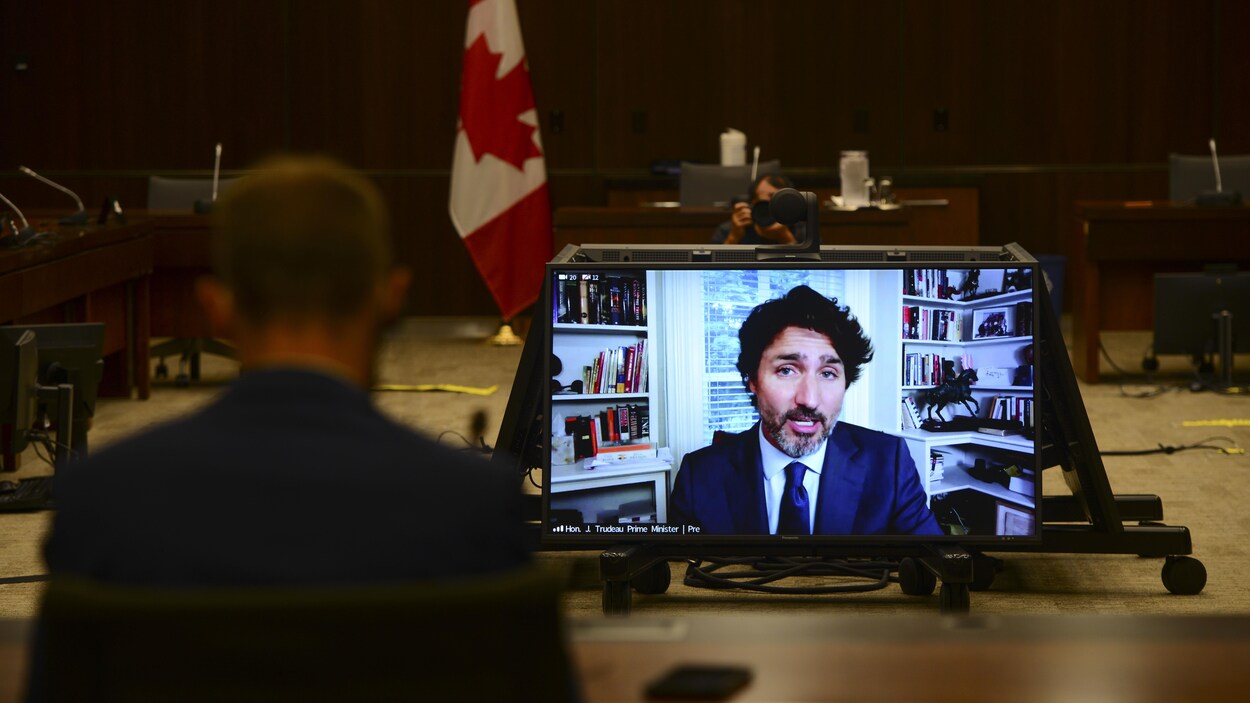 Justin Trudeau sur un écran pendant son témoignage par vidéoconférence