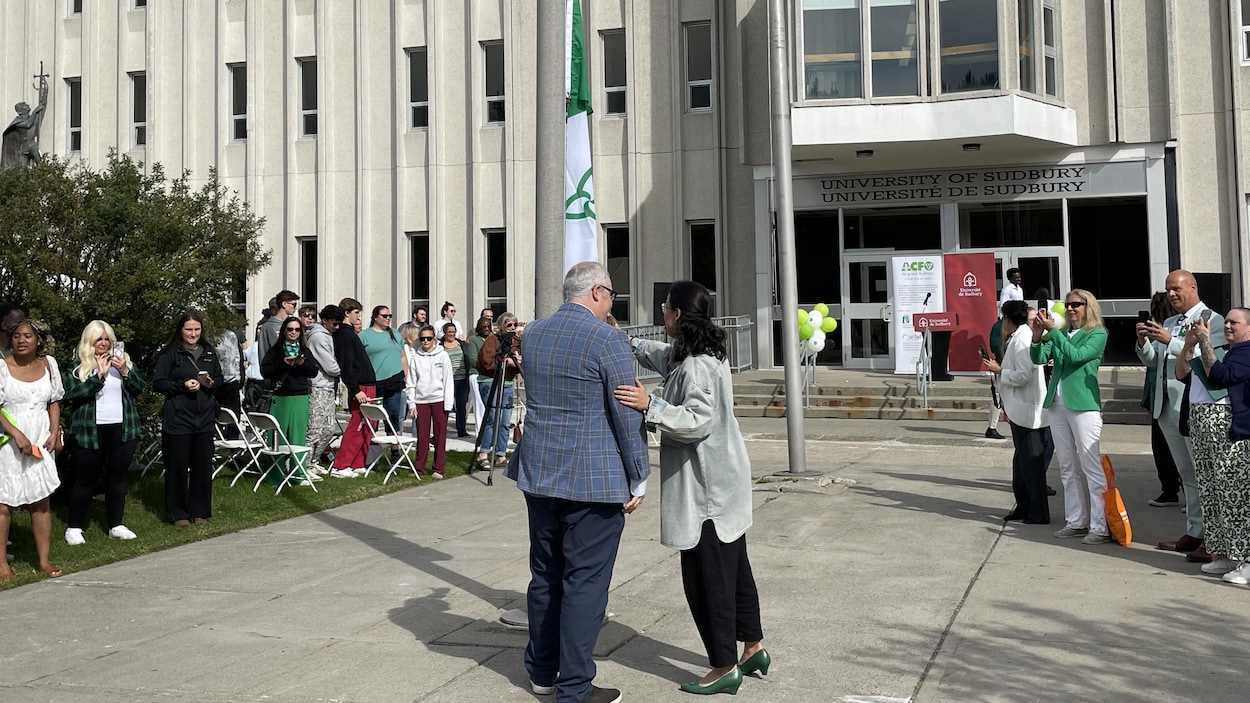 Le drapeau franco-ontarien flotte d’un bout à l’autre du Nord