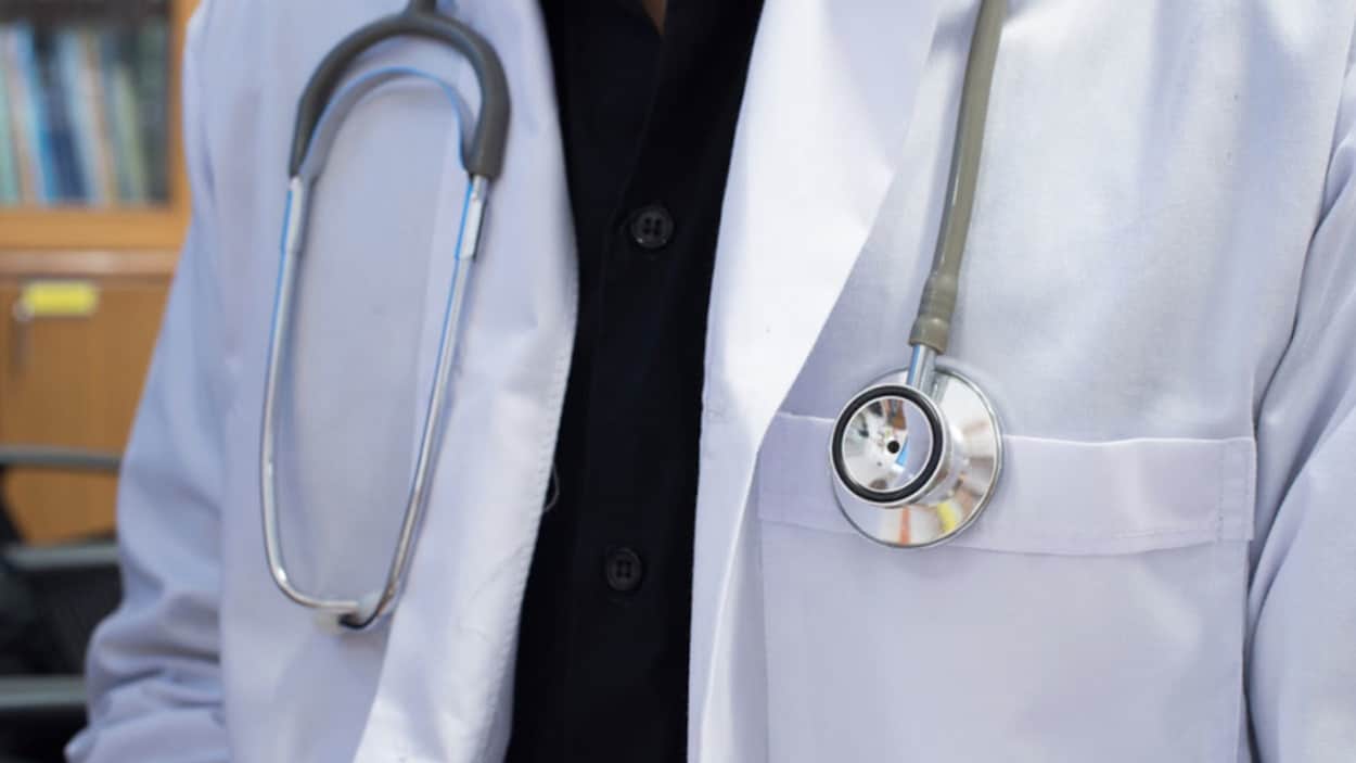 Image d'un médecin dont on ne voit pas le visage Image d'un médecin dont on ne voit pas le visage