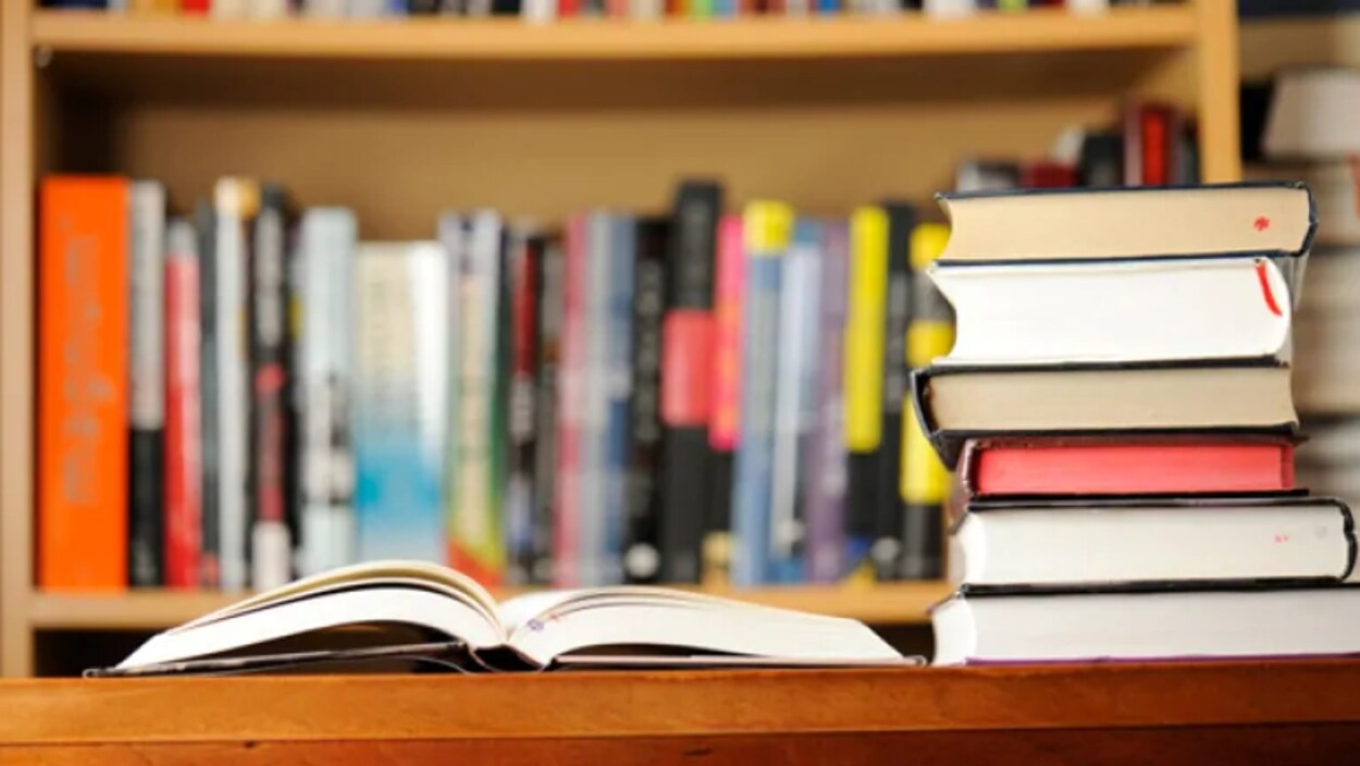 Des livres dans une bibliothèque.