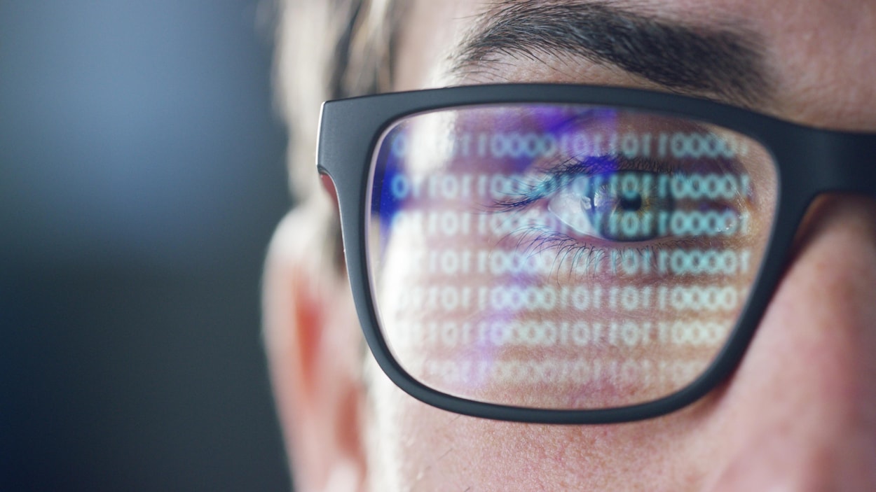 Fraude : 500 000 $ volés grâce à des lunettes connectées à l’IA, 5 personnes arrêtées