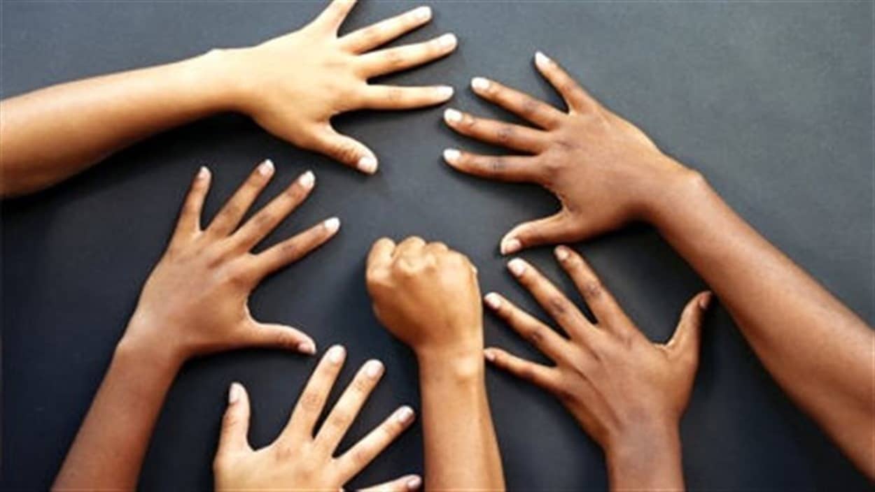 Des mains.