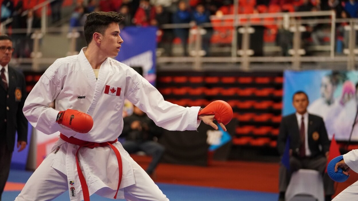 Maxym-Olivier Rivest se met en garde pendant un combat.