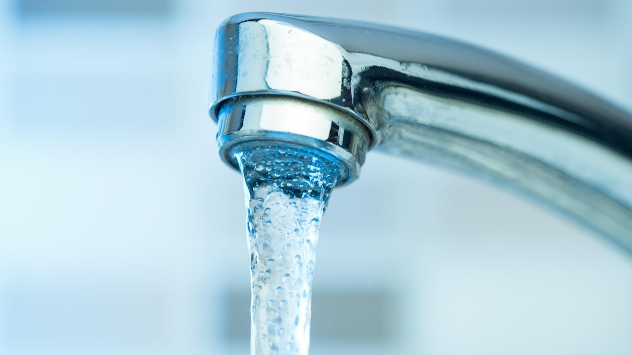 De l'eau coule d'un robinet.