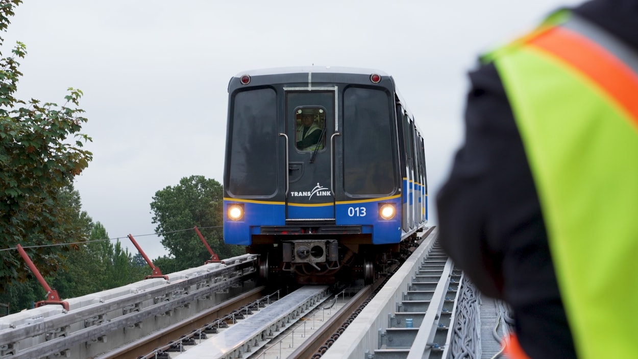 Le skytrain du corridor Broadway sur les rails