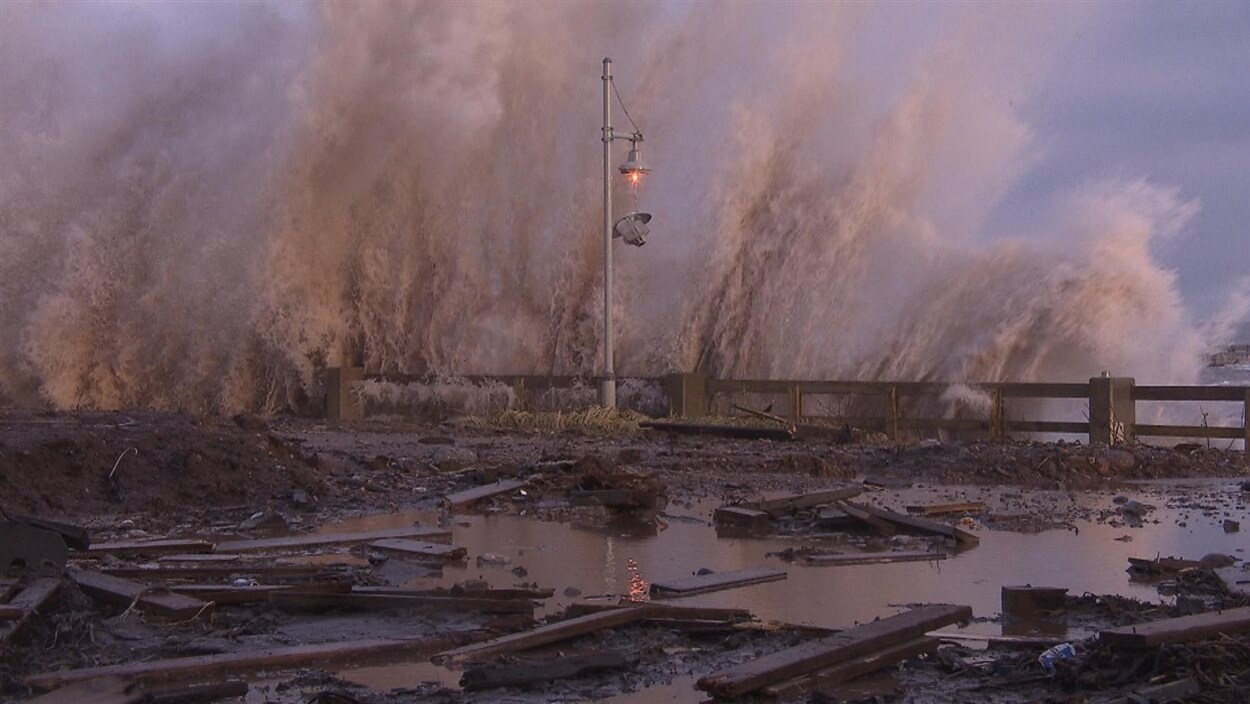 Le quai de la ville de Percé a encaissé les assauts violents de la mer depuis le début de l'année.