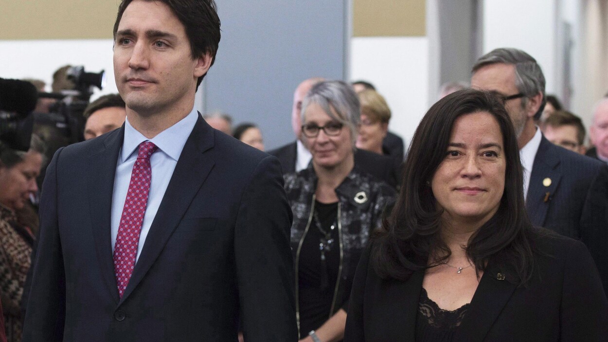 Le remier ministre Justin Trudeau et Jody Wilson-Raybould participent à la grande entrée de la Commission de vérité et réconciliation à Ottawa le 15 décembre 2015