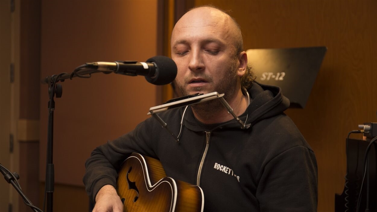 Équipé de sa guitare, Bernard Adamus chante son nouveau morceau, « Fuck You mon amour ». Équipé de sa guitare, Bernard Adamus chante son nouveau morceau, « Fuck You mon amour ».