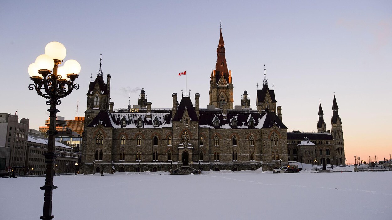 Un des édifices du Parlement, à Ottawa, en hiver.