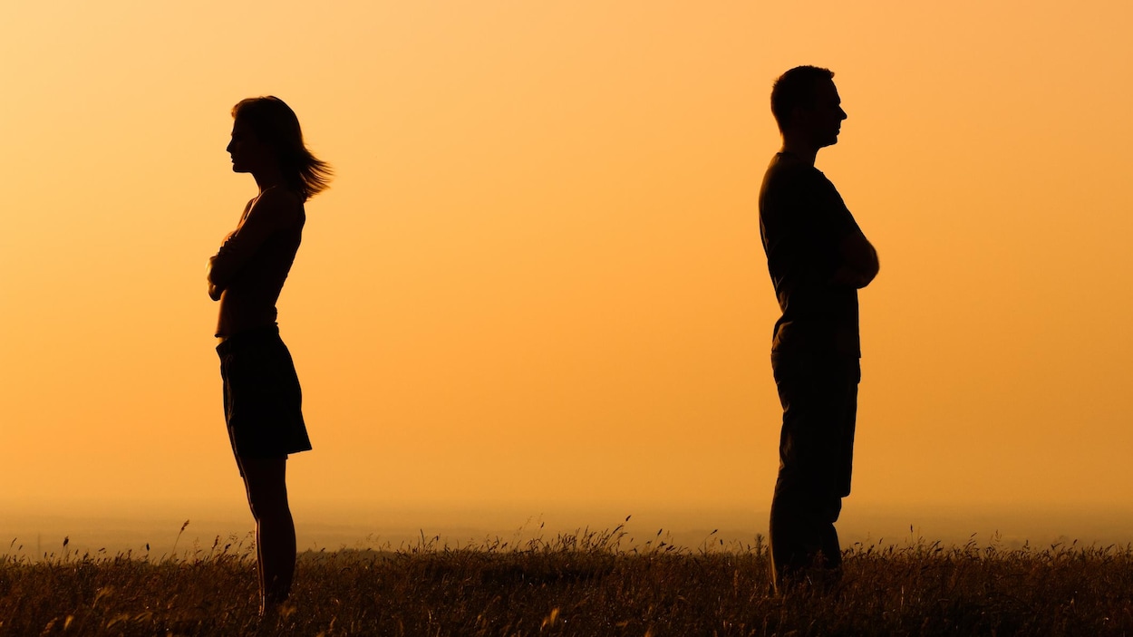 Silhouettes d'un homme et d'une femme se tournant le dos.