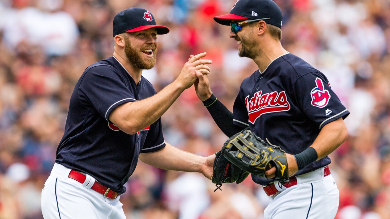 Cody Allen et Lonnie Chisenhall se tapent dans les mains devant la foule pour célébrer la 21e victoire d'affilée des Indians, le 13 septembre, au Progressive Field de Cleveland. Cody Allen et Lonnie Chisenhall se tapent dans les mains devant la foule pour célébrer la 21e victoire d'affilée des Indians, le 13 septembre, au Progressive Field de Cleveland.