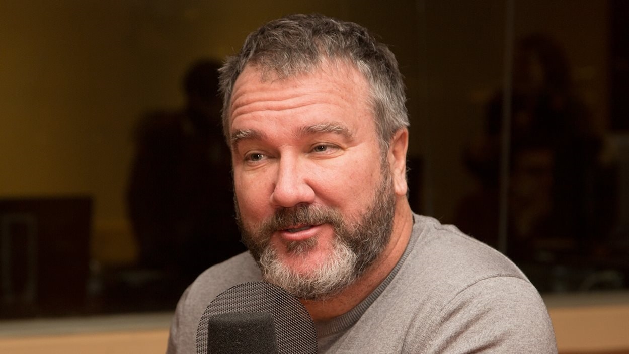 L'auteur est devant un micro, au studio 18 de Radio-Canada.