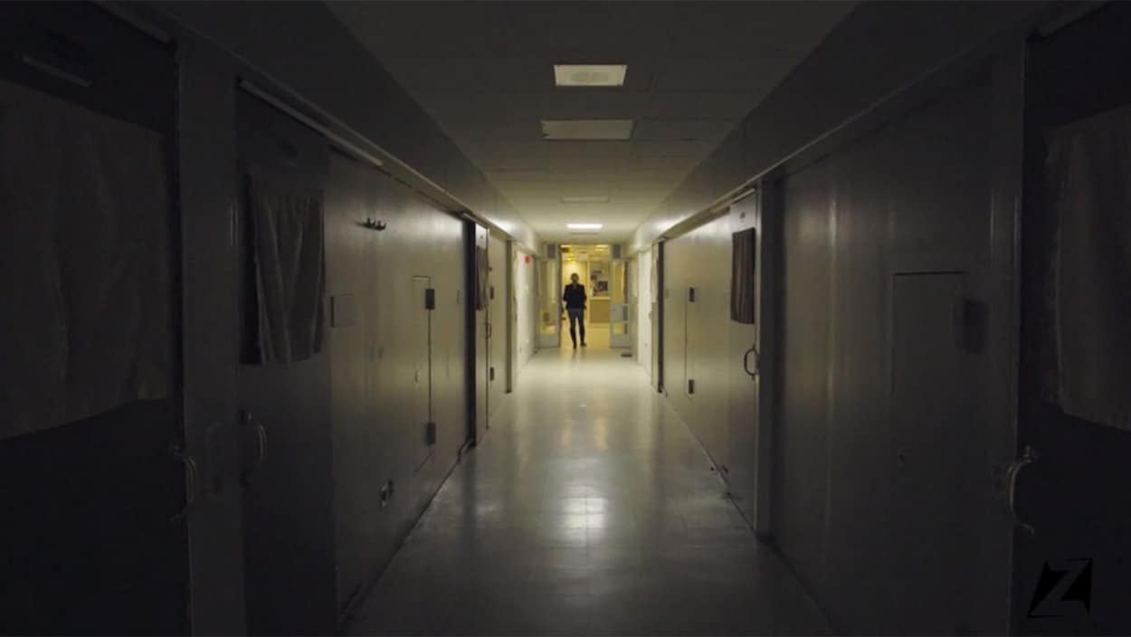 Une personne au loin, dans un hôpital psychiatrique de Montréal.