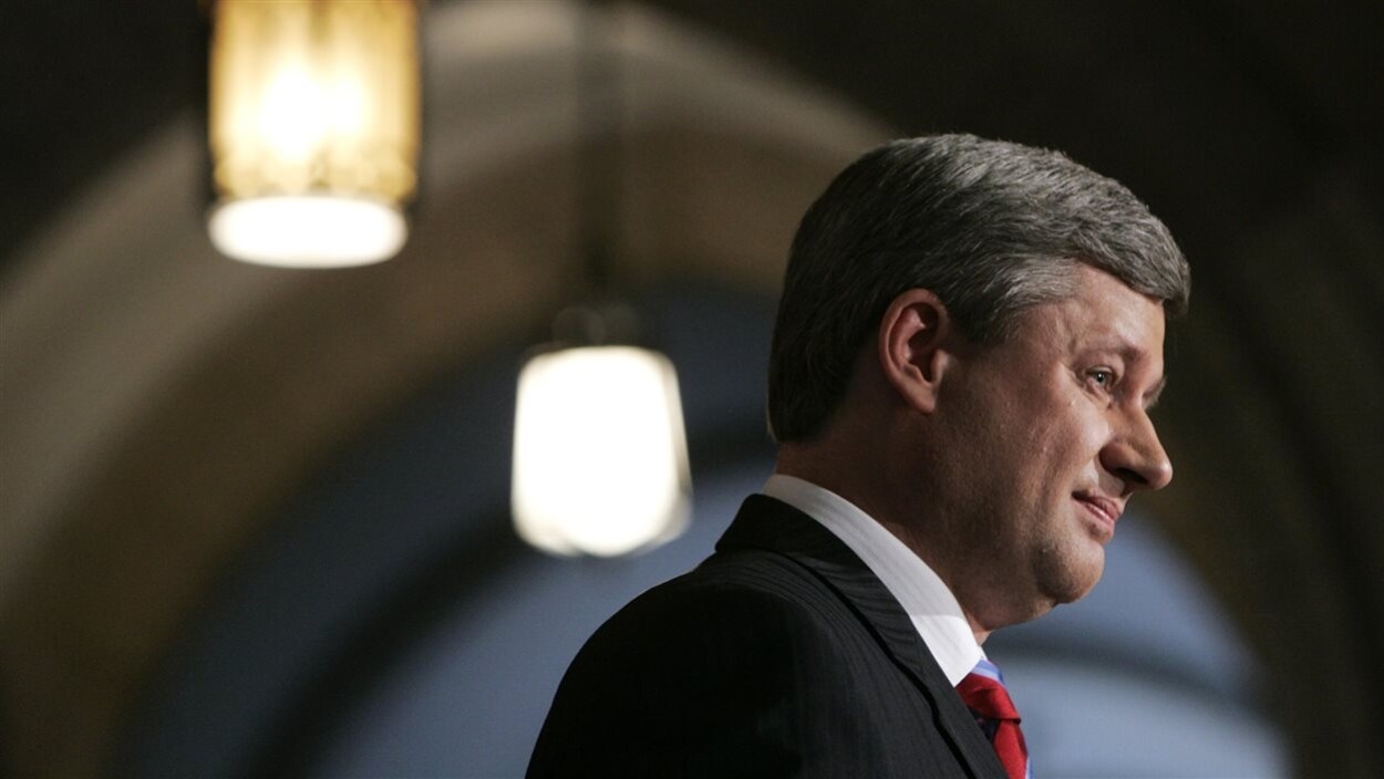 Stephen Harper durant une conférence de presse au Parlement, en 2007