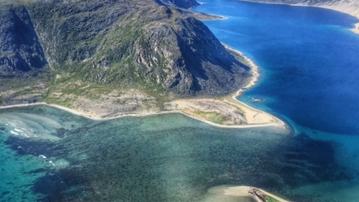 Une montagne près de la mer dans le Parc national des monts Torngat