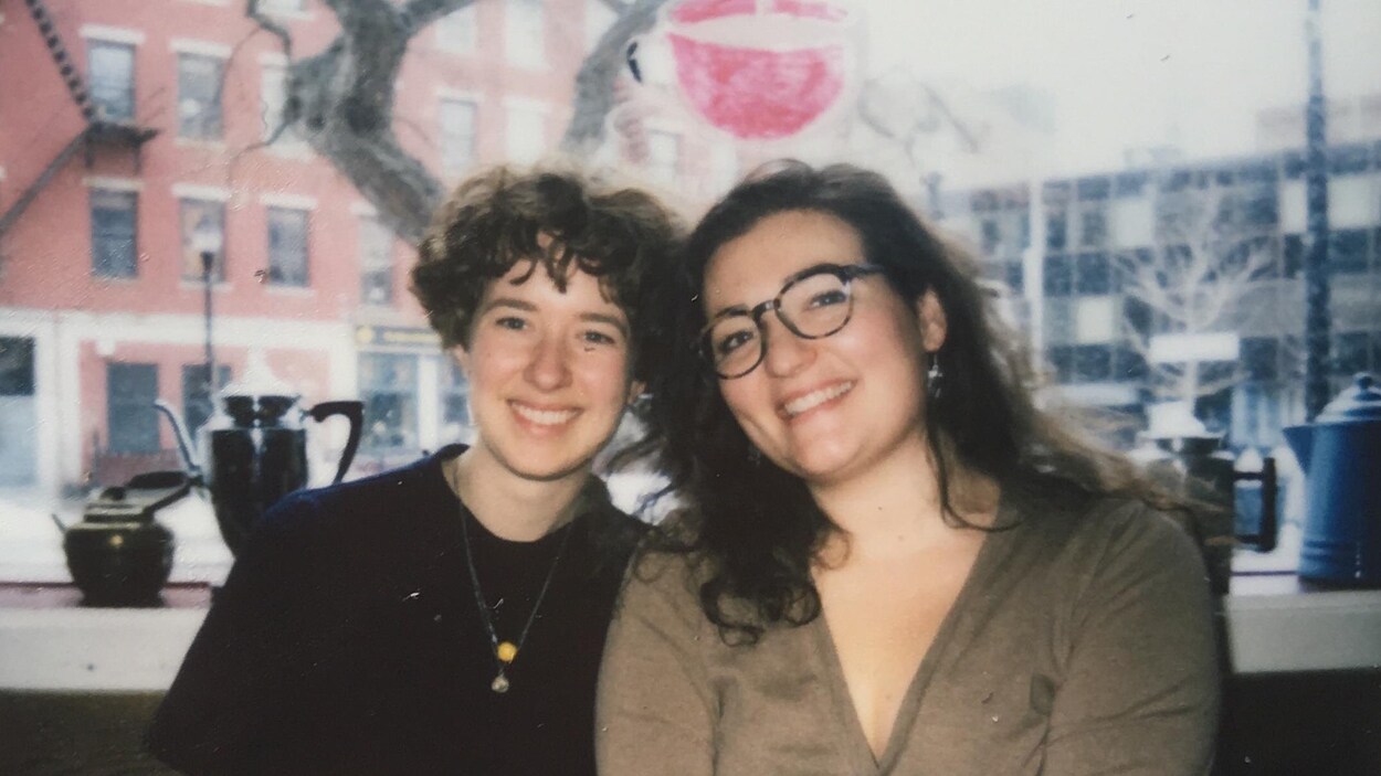 Deux jeunes dames avec de grands sourires