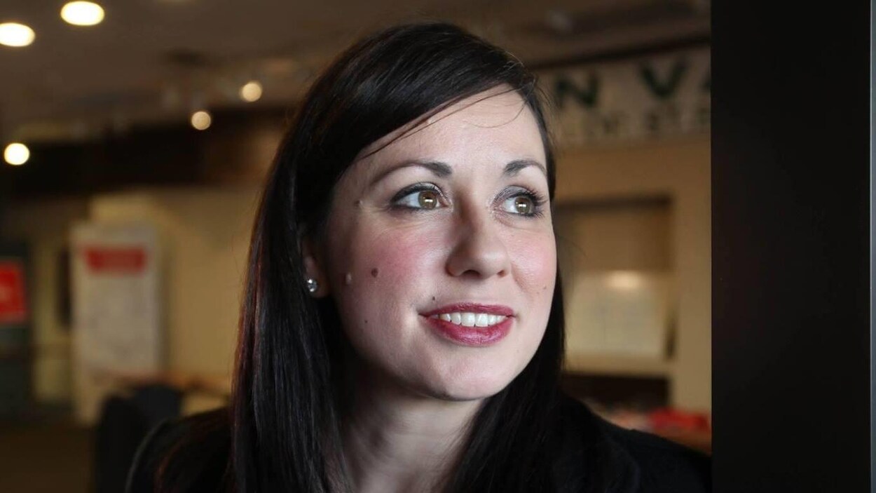 Un portrait de Natalie Duhamel avec un sourire aux levres.