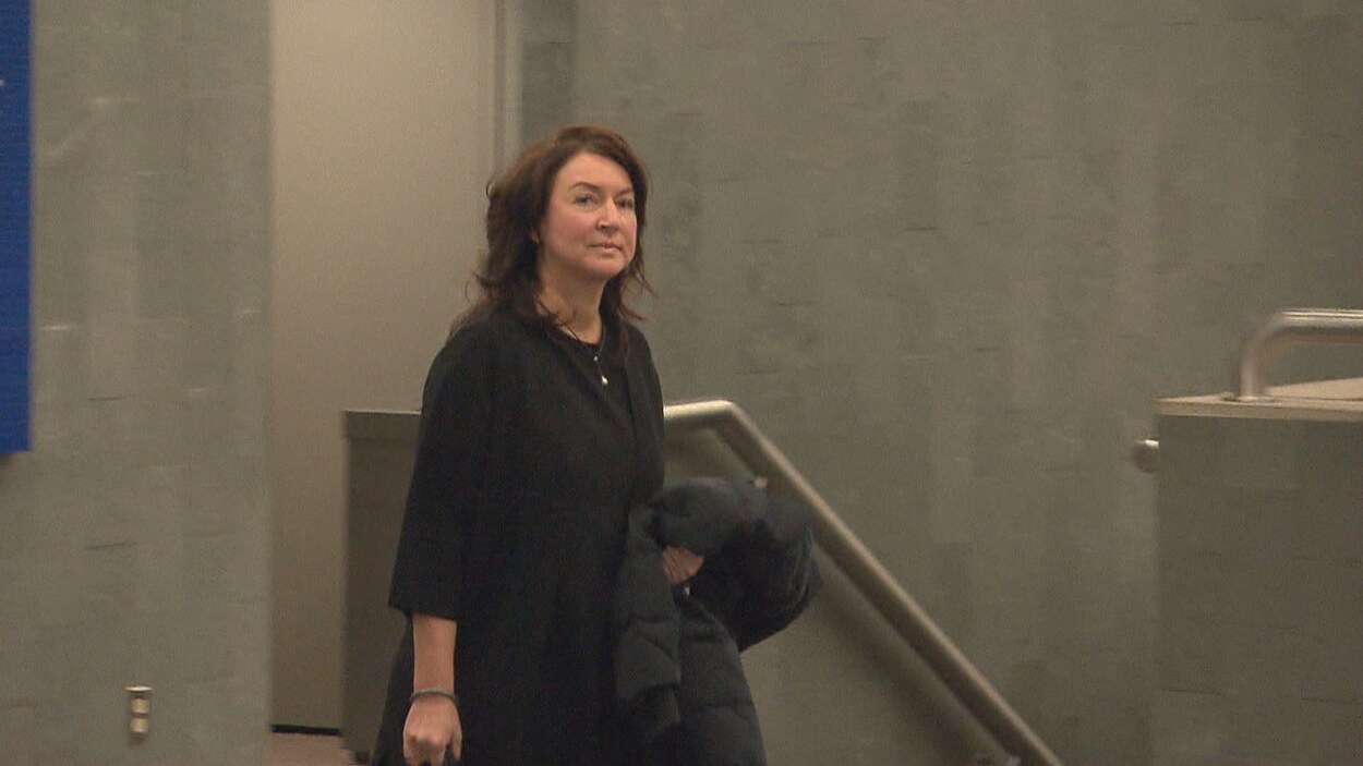 Nathalie Normandeau dans un corridor du palais de justice.