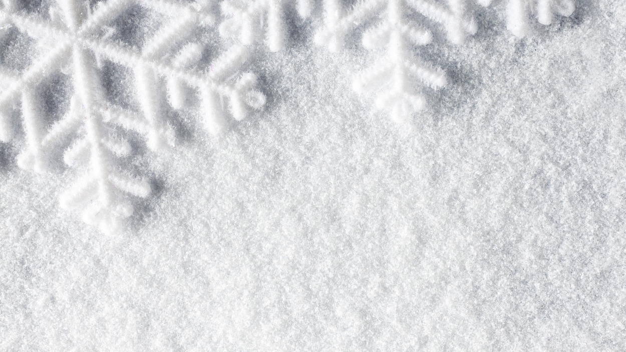 Des flocons de neige géants sont en gros plan sur de la neige.