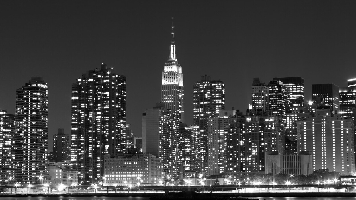 Vue de nuit de Manhattan dans l'État de New York qui en 1971 a adopté une loi qui légalisait l'avortement sur son territoire.  