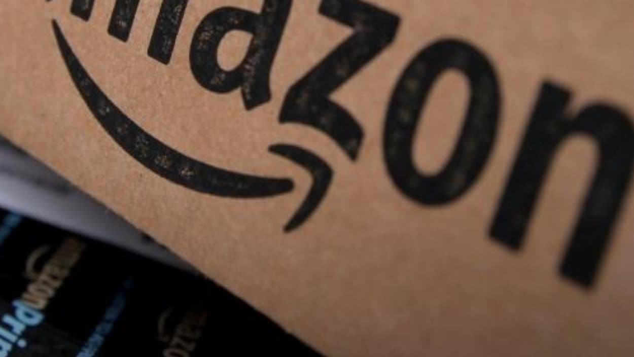 Logo d'Amazon sur une boîte de livraison.