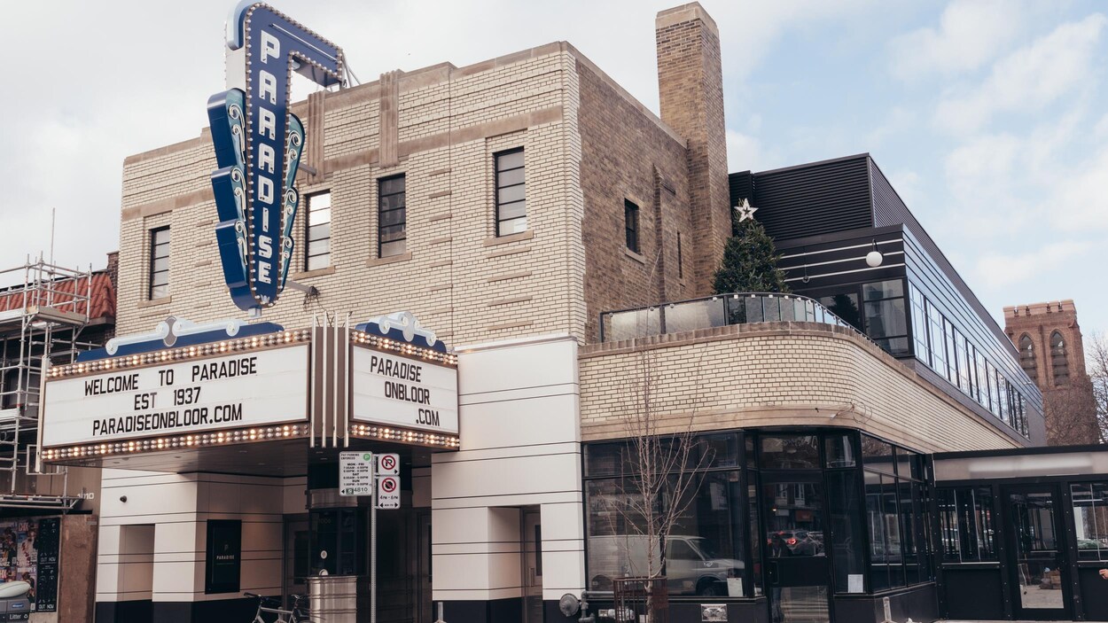 L'extérieur du cinéma Paradise à Toronto avec son enseigne et son guichet de style Art déco