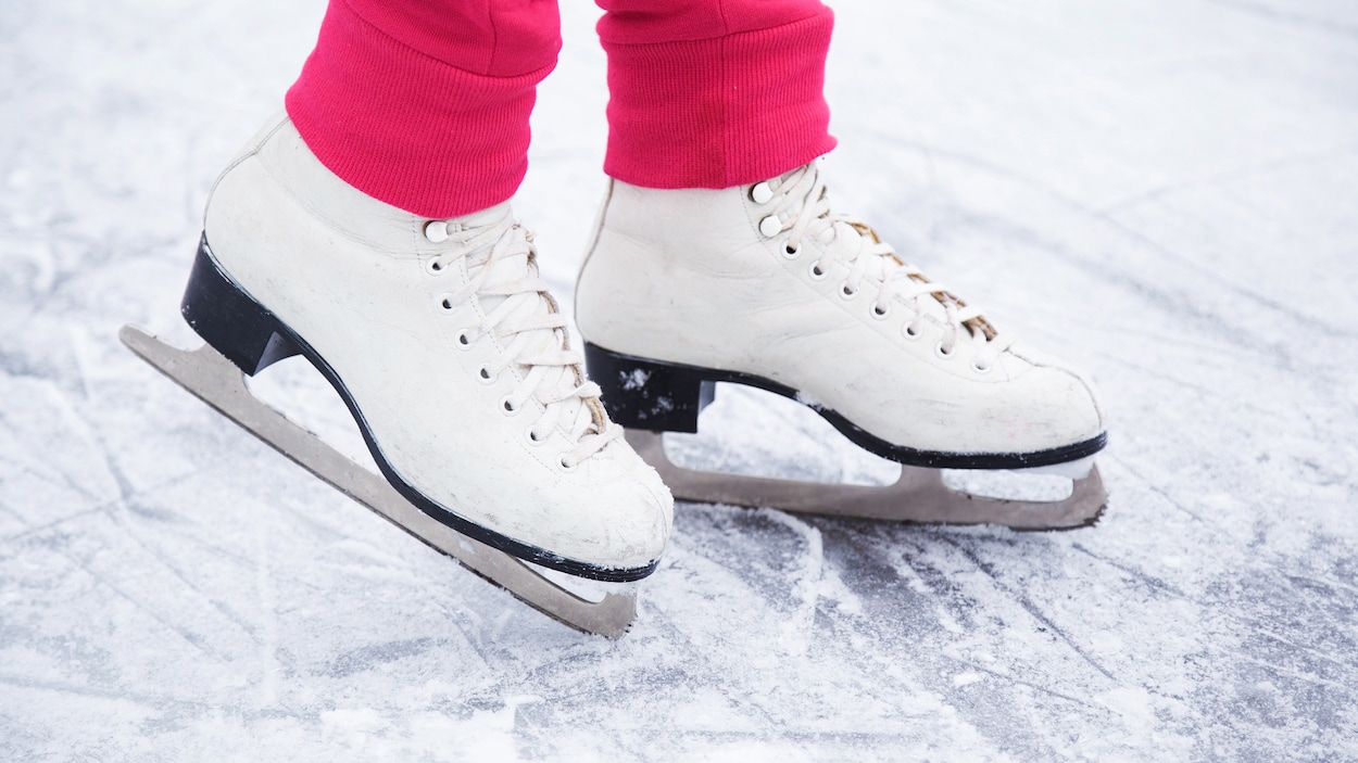 Des patins blancs avec des pantalons roses