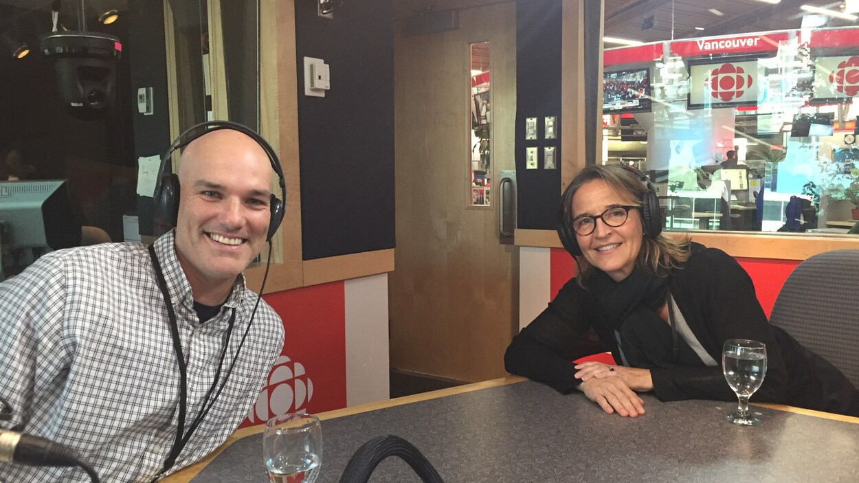 Patrick Gatien et Dominique Robeyns dans les studios de Radio-Canada.