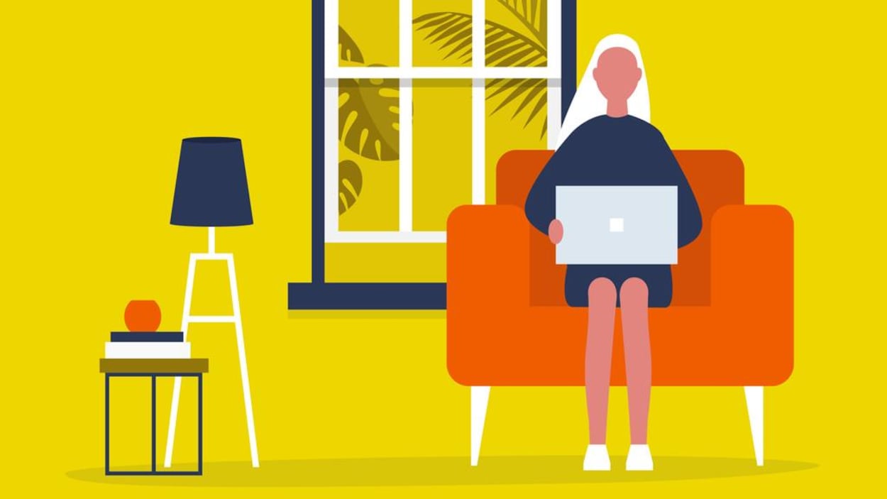 Illustration d'une femme assise dans un fauteuil, un ordinateur portable sur les genoux, dans un salon décoré d'une lampe, de plantes et de livres.