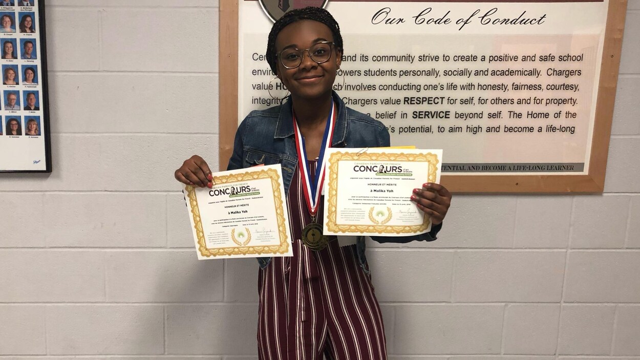 Malika Yoh avec sa médaille.