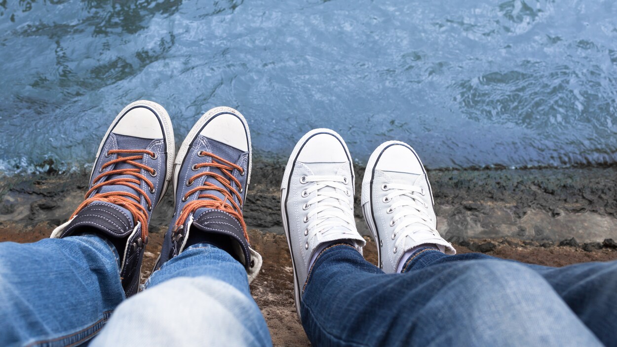 Vue de haut de pieds d'adolescents sur le bord d'un ravin