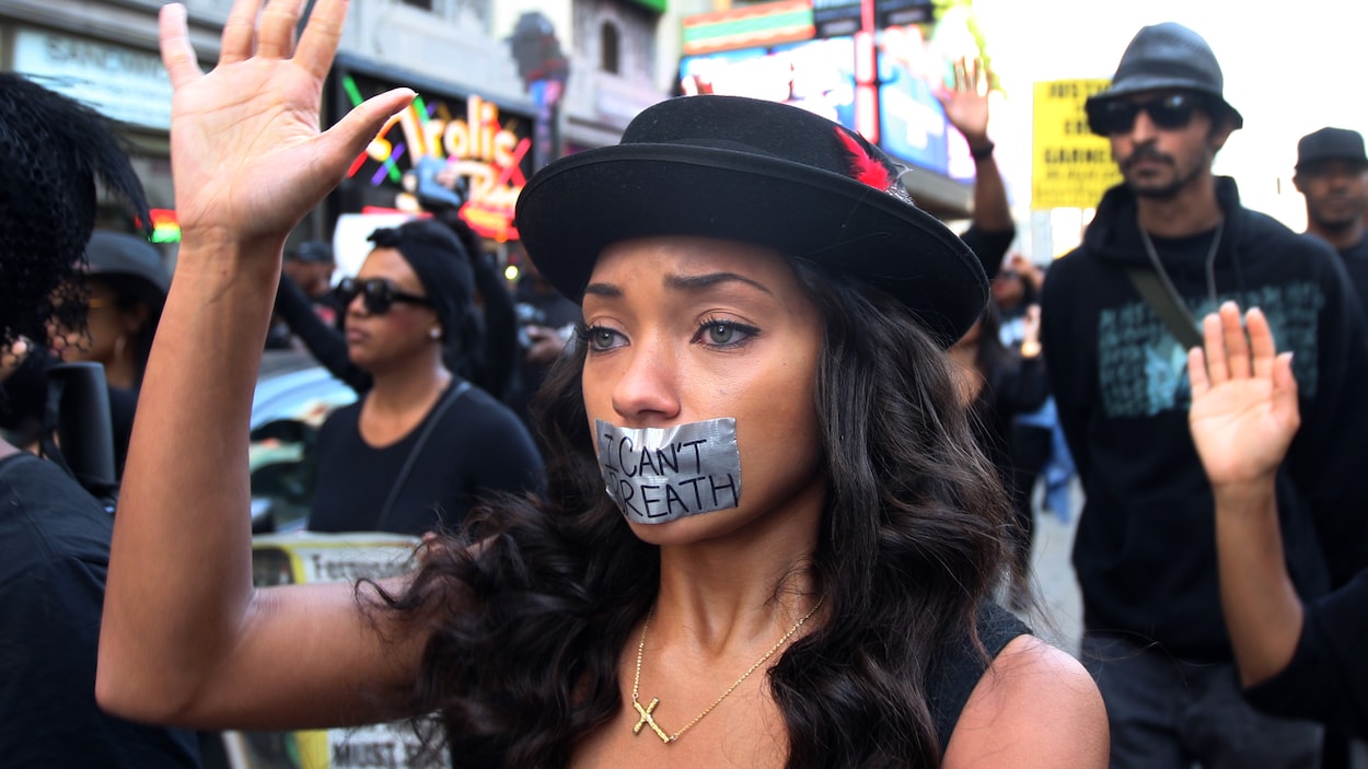À Los Angeles en décembre 2016, une manifestante contre le profilage racial s'est couvert la bouche et y a inscrit « I can’t breathe », en souvenir de la strangulation de l'Afro-Américain Eric Garner.