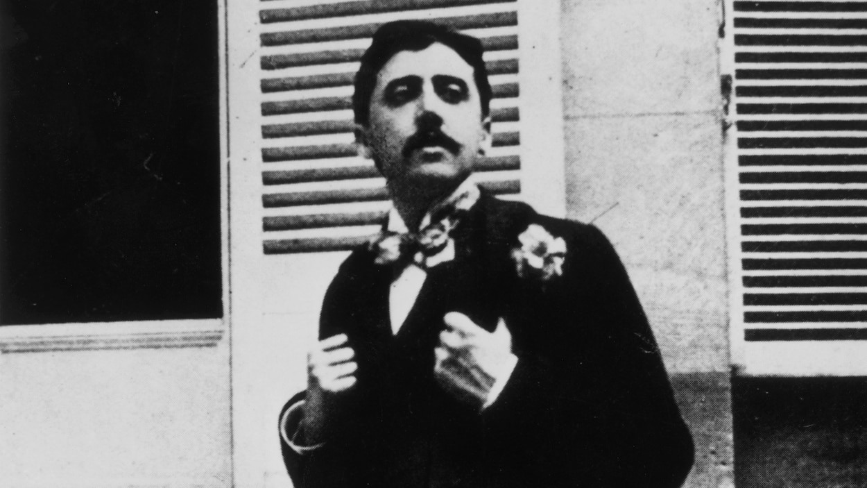 Le portrait de l'homme est en noir et blanc