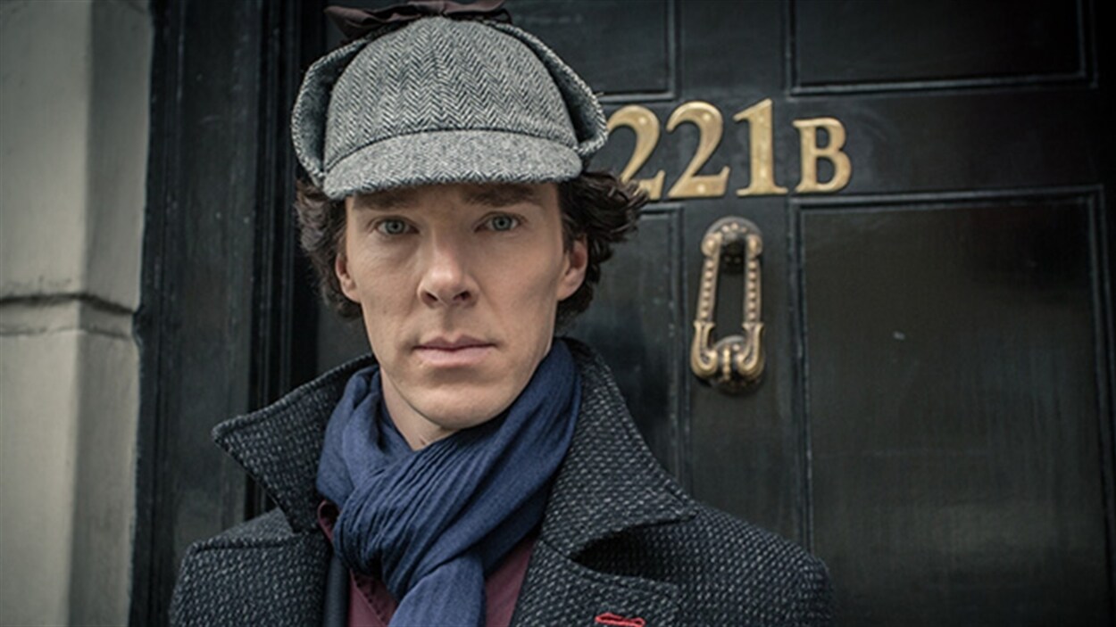 Benedict Cumberbatch dans le rôle de Sherlock Holmes dans la série  Sherlock , crée par Mark Gatiss et Steven Moffat 