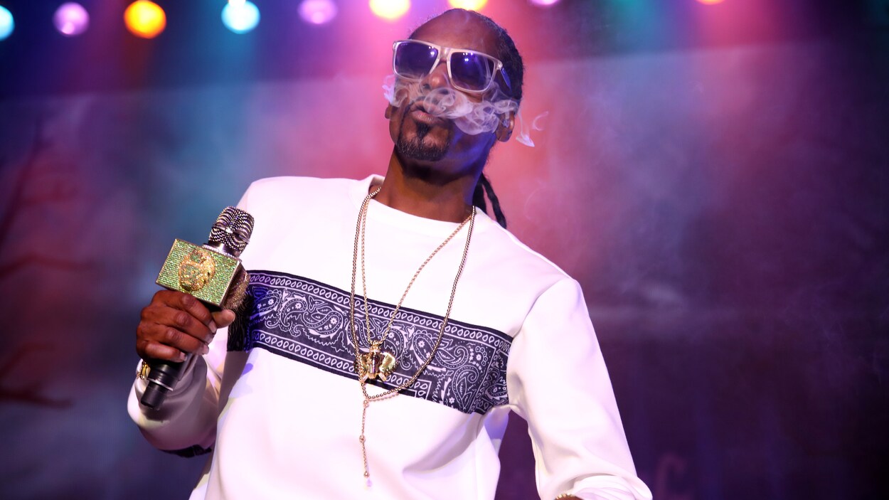 Le rappeur Snoop Dogg pendant un spectacle donné à Los Angeles le 15 octobre 2016. Le rappeur Snoop Dogg pendant un spectacle donné à Los Angeles le 15 octobre 2016.
