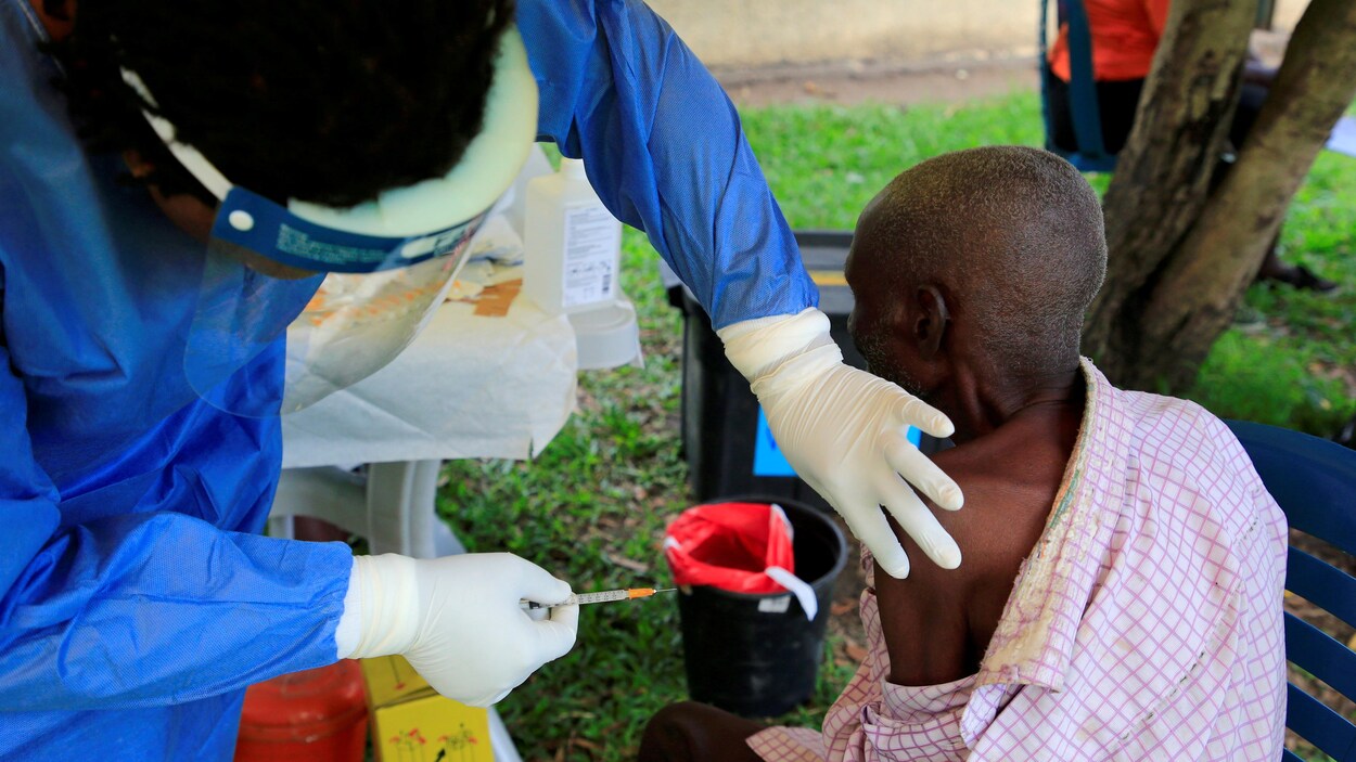 Un homme reçoit le vaccin.