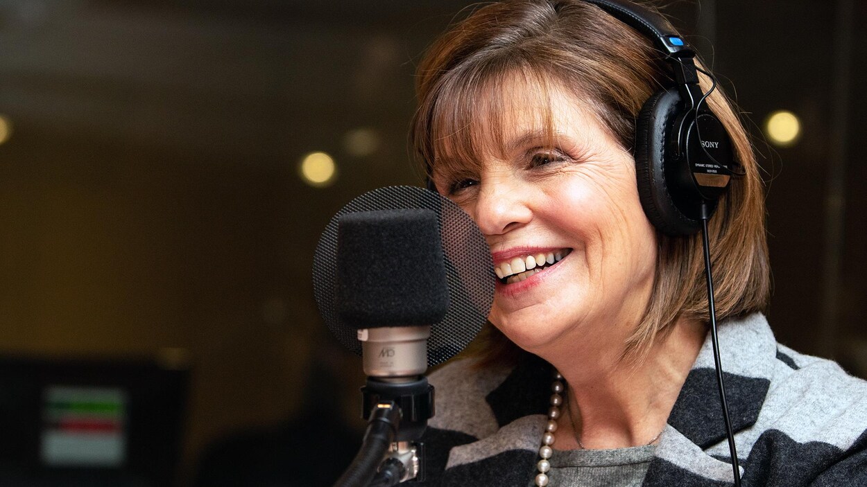 Liza Frulla dans un studio radio.