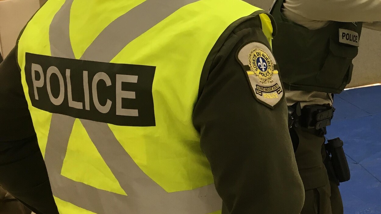 Un policier de dos Un policier de dos