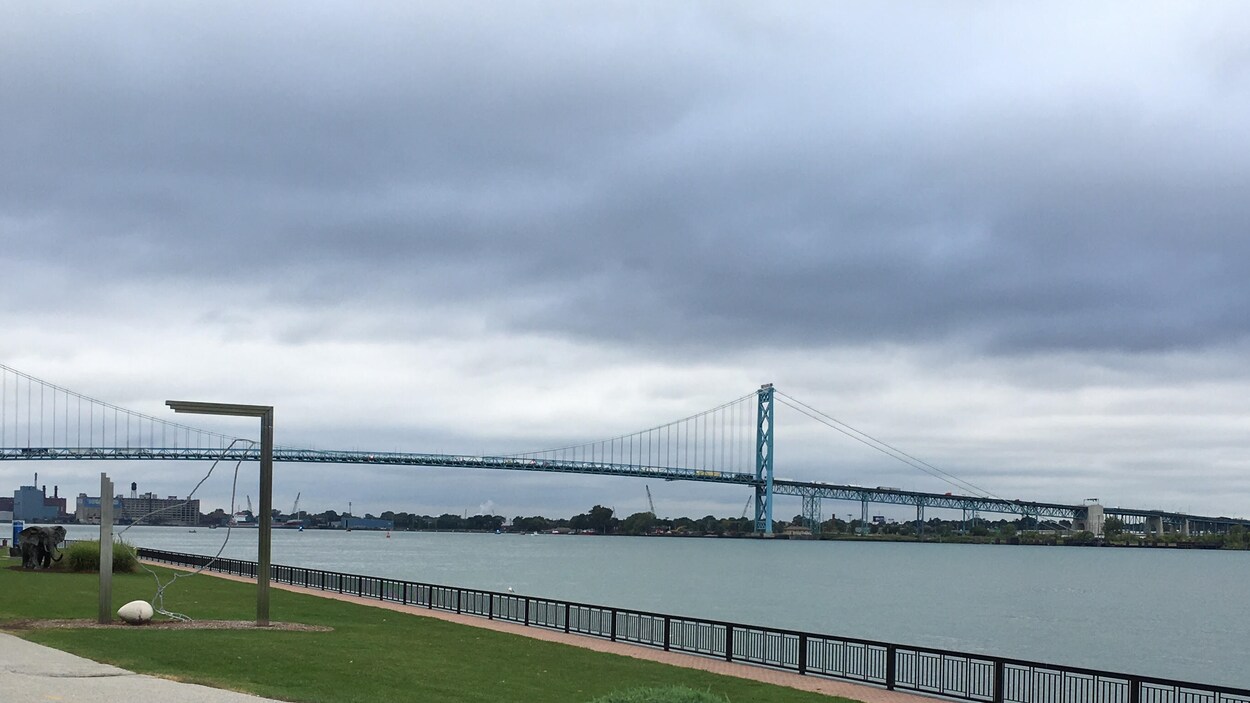 Vue de général du pont Ambassador