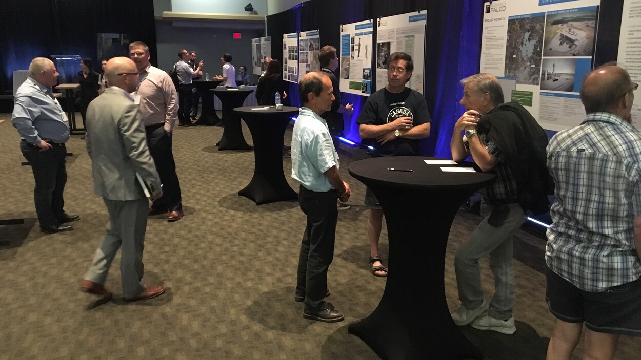 Réunie au Centre des Congrès de Rouyn-Noranda, la haute direction du projet minier mine Horne 5 a rencontré les citoyens et répondu à leurs questionnements jeudi soir.
Réunie au Centre des Congrès de Rouyn-Noranda, la haute direction du projet minier mine Horne 5 a rencontré les citoyens et répondu à leurs questionnements jeudi soir.