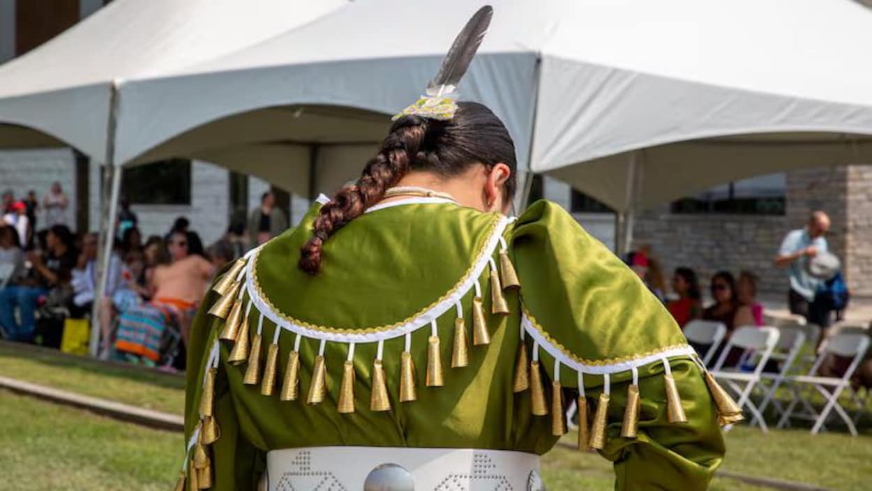 À Fort William, un pow-wow offre un moment de répit aux familles évacuées
