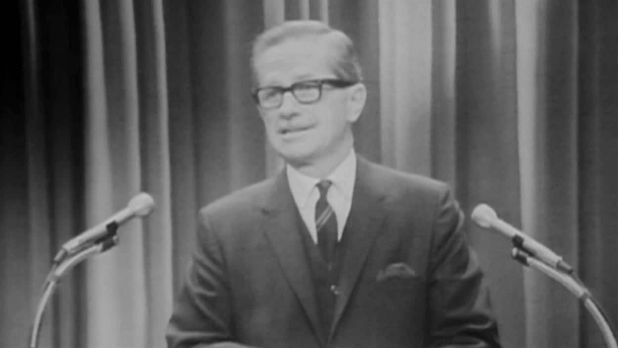 Daniel Johnson en conférence de presse le 25 septembre 1968.