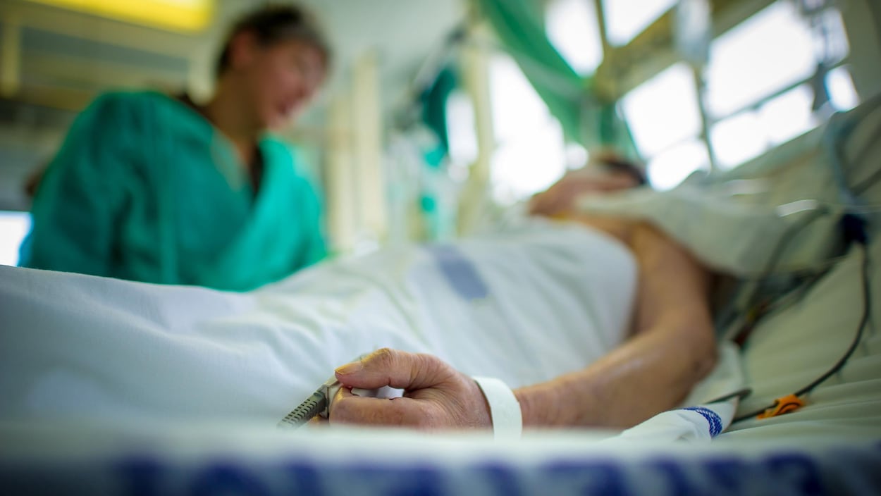 Un médecin au chevet de son patient.